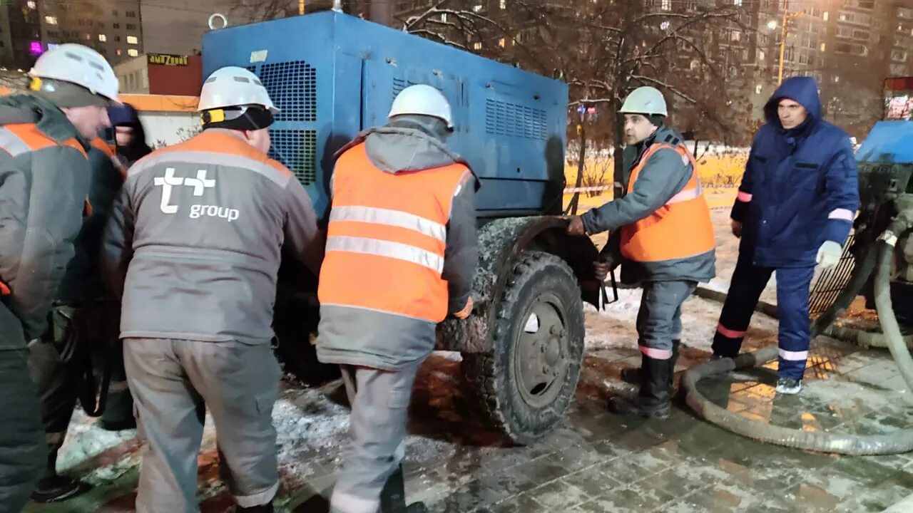 Авария в Ульяновске на теплотрассе. Авария на тепловых сетях фото. Оперативная группа на аварии теплоснабжения. МЧС на аварии теплоснабжения. Ульяновск чп в контакте