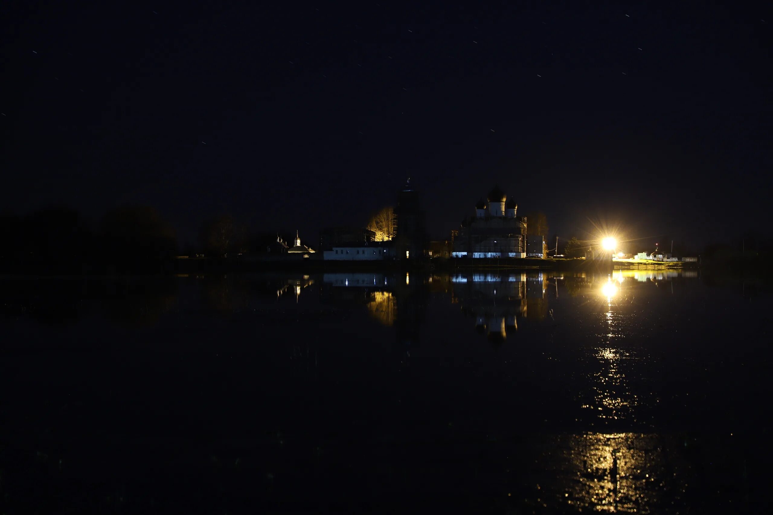 Гало эффект лампа ветки дерева картинка. Жители ночей. Минует ночью. Ходящие в ночи. Мегаполис загорелся.