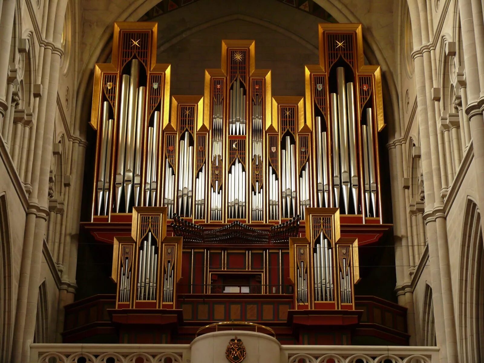 Где есть орган. Орган музыкальный инструмент Римско-католический кафедральный собор. Орган музыкальный инструмент Бах. Орган в католическом соборе. Личфилдский собор орган.