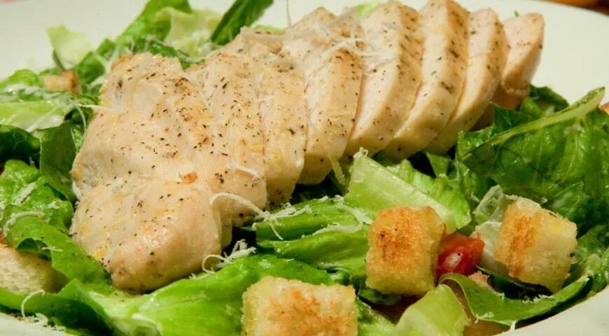 Куриная грудка для цезаря на сковороде. Куриная грудка для цезаря. настоящий цезарь. куриная грудка для салата цезарь. салат цезарь с курицей филе.
