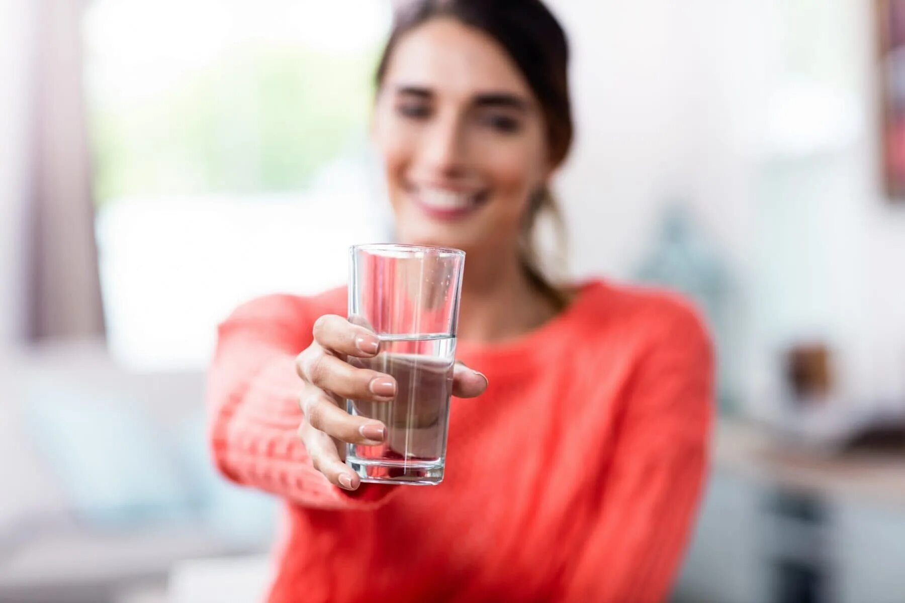 Пить воду после пробуждения. Девушка со стаканом воды. Пьет стакан воды. Женщина пьет воду. Человек со стаканом воды.