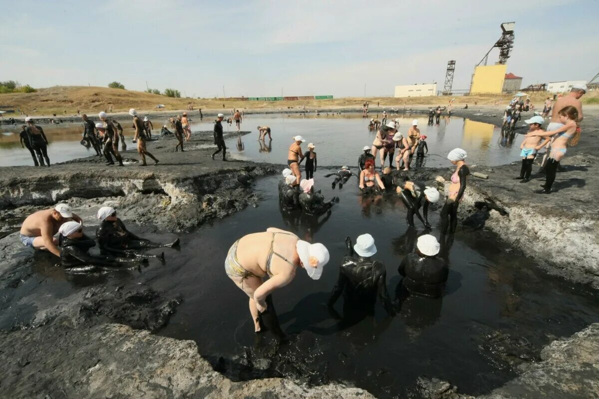 Озеро с лечебной грязью. Волгоград озеро Эльтон лечебная грязь. Санаторий Эльтон 2. Санаторий Эльтон грязевые ванны. Санаторий Волгоградская область грязелечение.