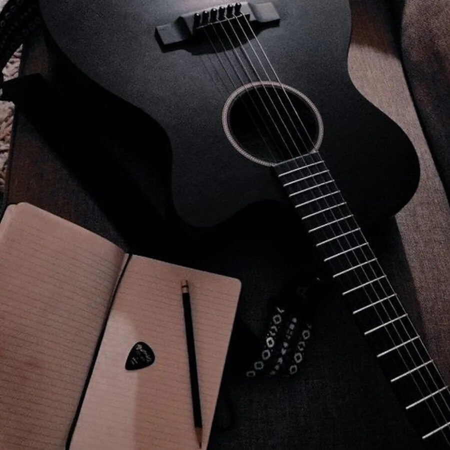 Игра на гитаре. Музыкальное вдохновение. Старая гитара. Укулеле эстетика. Гитара вдохновение.