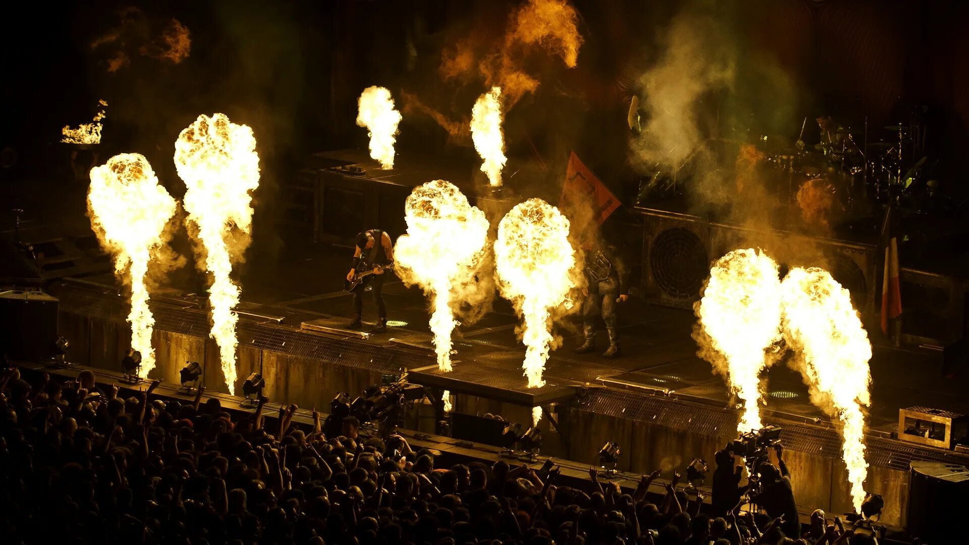 Rammstein 2 3 4. Раммштайн огонь концерт. rammstein концерт. концерт рамштайн сцена. rammstein огонь на сцене.