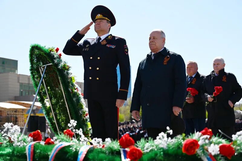 Нововолковское кладбище торжественное возложение 8 мая 2024. Торжественное возложение цветов. Возложение цветов к могиле неизвестного солдата. Возложили цветы к памятнику. Дети возлагают цветы к памятнику.