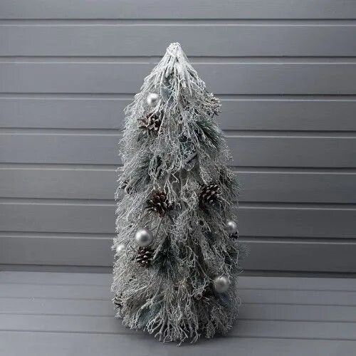 Елка в серебряном стиле. Серые елки. Украшение заснеженной елки. Елочка из веток белая. Бело синяя елка украшения.