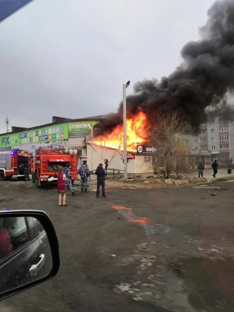 В каком тц был пожар. Пожар в тц. сгорел торговый центр. пожар в торговом центре чита. gj;fh d nw.