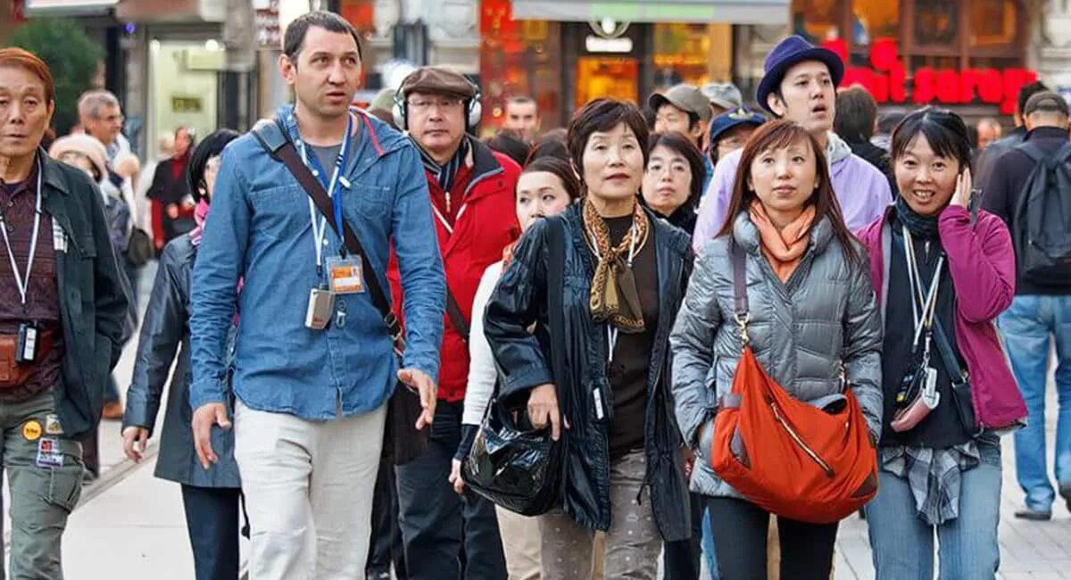 Как китайцы называют знак французы. Туристы в Японии. Туристы в Китае европейцы. Европеец среди азиатов. Японский путешественник.