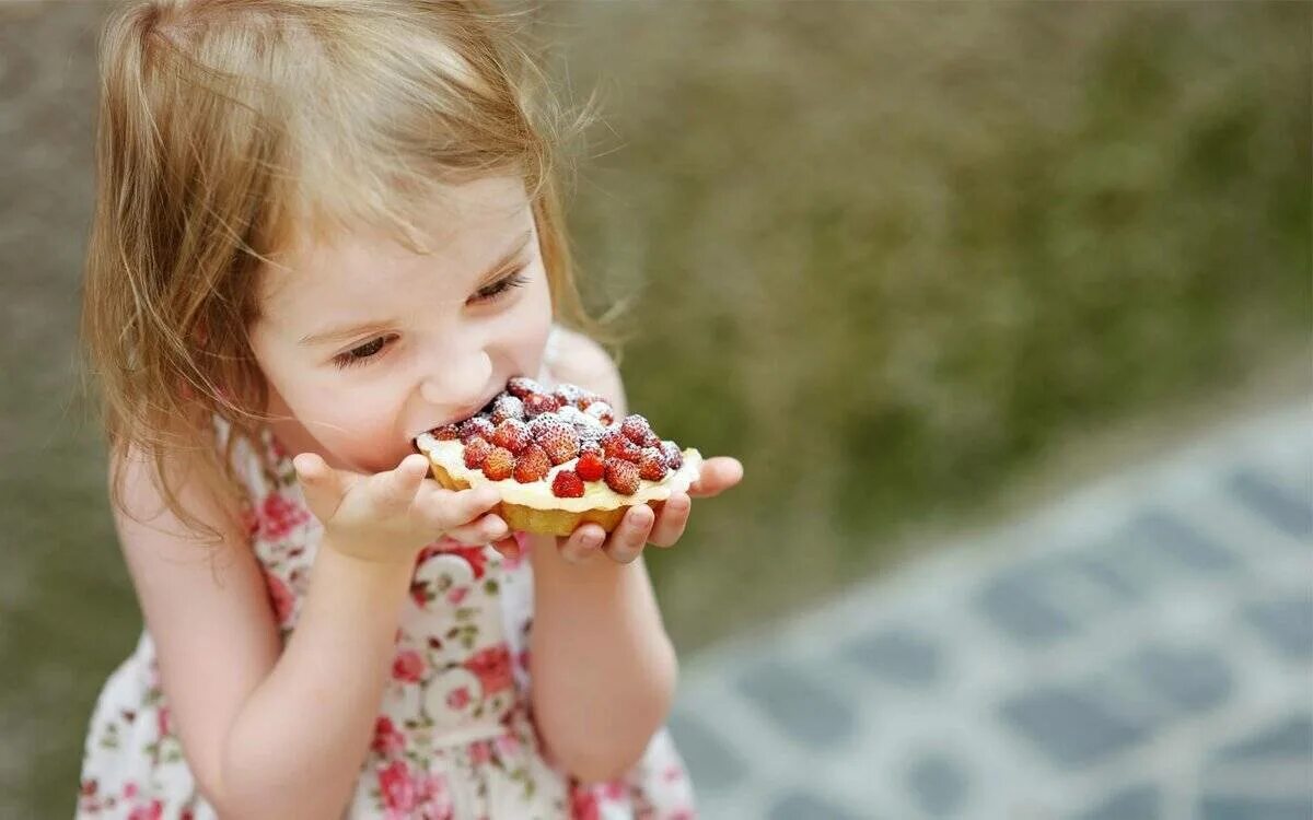 Из любого ребенка можно. Сладости для детей. Девочка ест пирожное. Дети и сладкое. Пирожное для детей.