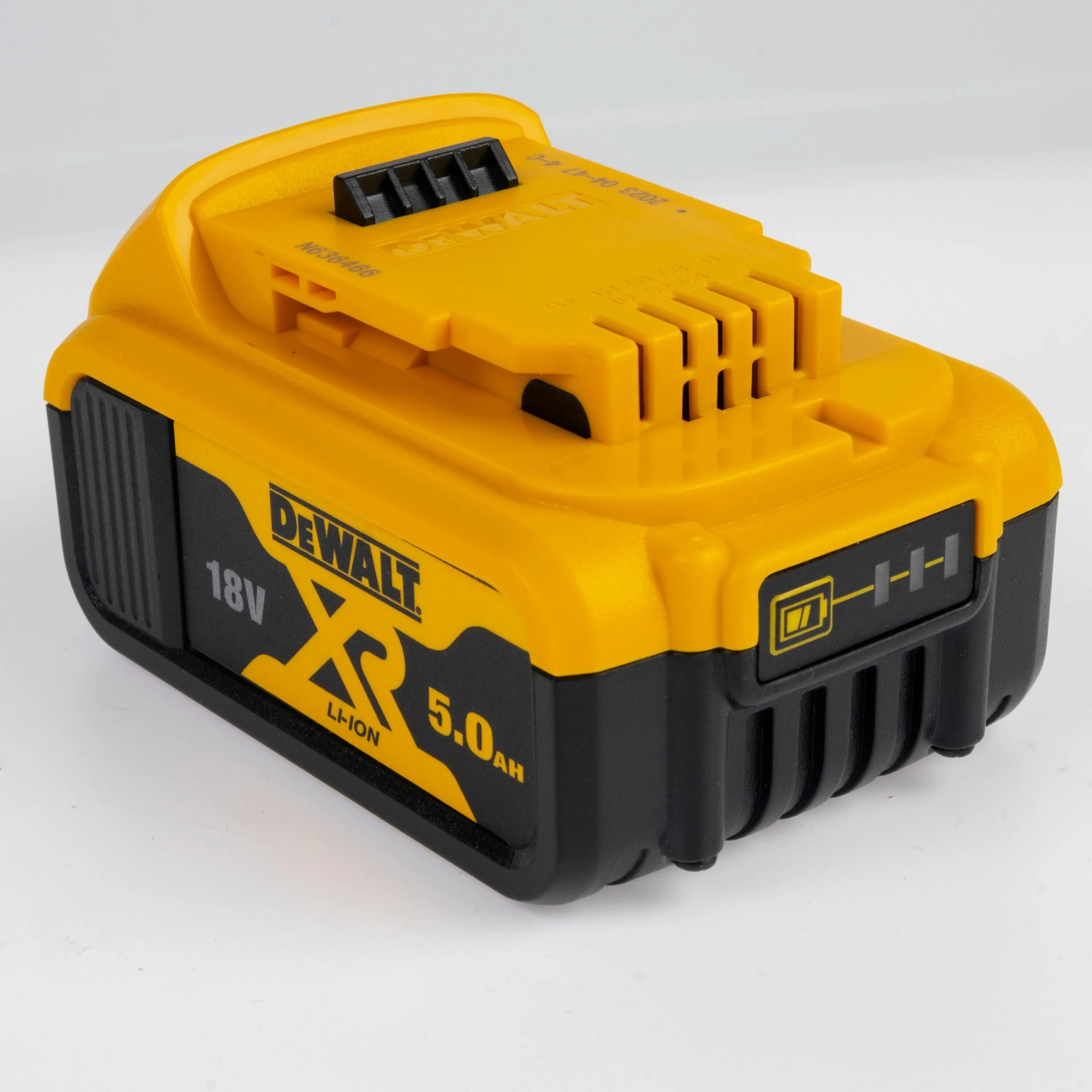 Батарейка dewalt. Аккумулятор dewalt 18v. аккумулятор девольт 18 вольт. аккумулятор dewalt 18v 4ah. аккумулятор на шуруповерт dewalt 18v.