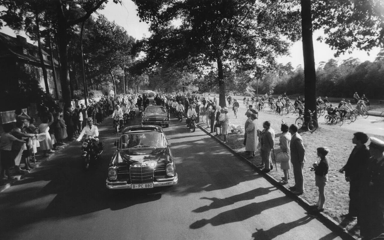 Jim clark german grand prix 1963. Фрг 1963. Фрг 1963. Джон кеннеди и ватикан. Голубиная почта марка.