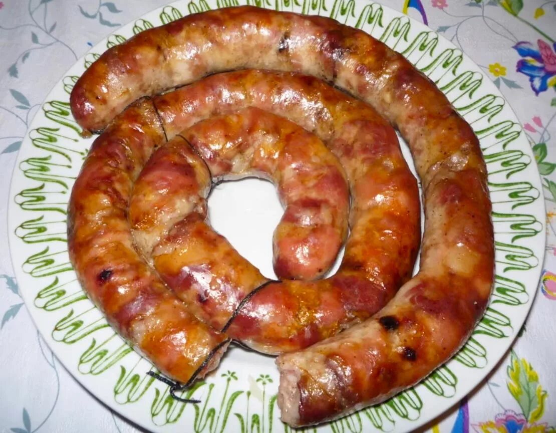 Как готовить домашнюю колбасу из свинины. Как готовить домашнюю колбасу из свинины. Дом колбаса. Домашние колбаски в кишке. Как готовить домашнюю колбасу из свинины.