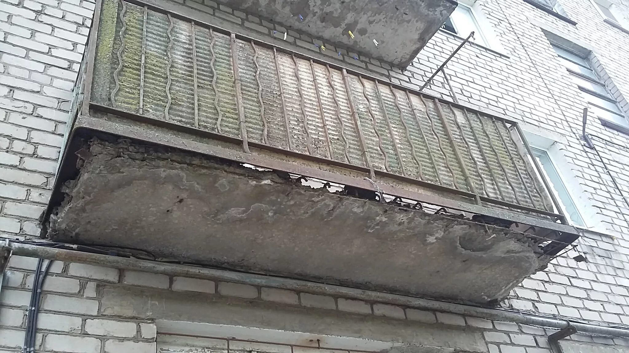 Трещина на балконе. Капельник на балконной плите. Плита балкона. Разрушение балконной плиты. Балконная плита.