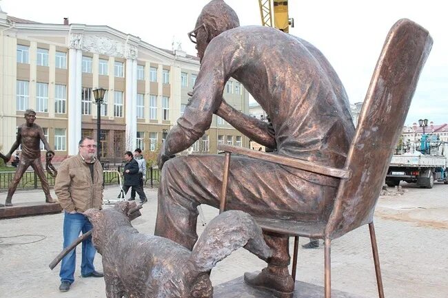 Памятник леониду гайдаю в иркутске. Памятник леониду гайдаю в иркутске. Памятник леониду гайдаю в иркутске. Памятник трусу балбесу в иркутске. Памятник гайдаю в иркутске.