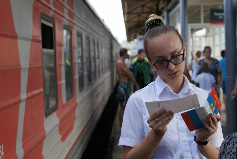 Проводник ржд студентам. Студенты проводники. студенты в электричке. проводник поезда. студенты в поезде.