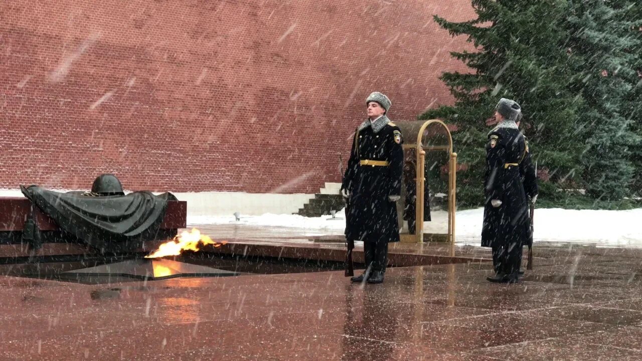 Неизвестного солдата 2. Караул у могилы неизвестного солдата москва. почётный караул у вечного огня в москве. почётный караул у могилы неизвестного солдата. смена караула у могилы неизвестного солдата в москве.