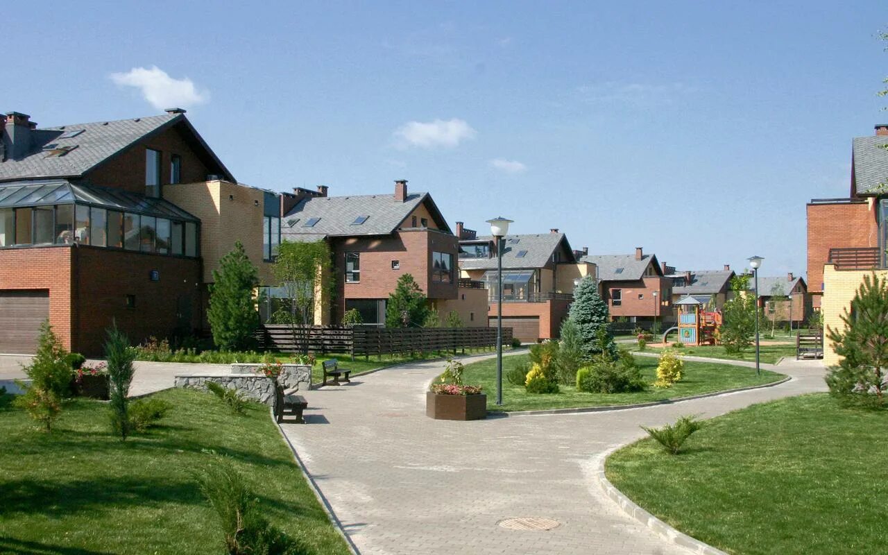 Частная земля в городе. Частная земля в городе. Загородные дома. Частная земля в городе. Величъ поселок.