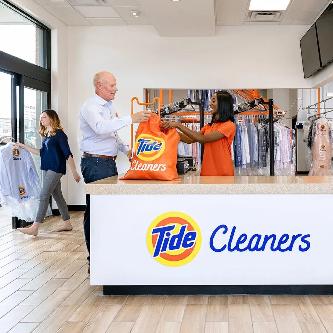 Local clean. Рекламный борд Тайд. Tide с женщиной в доме. Cleaning , TIDING.