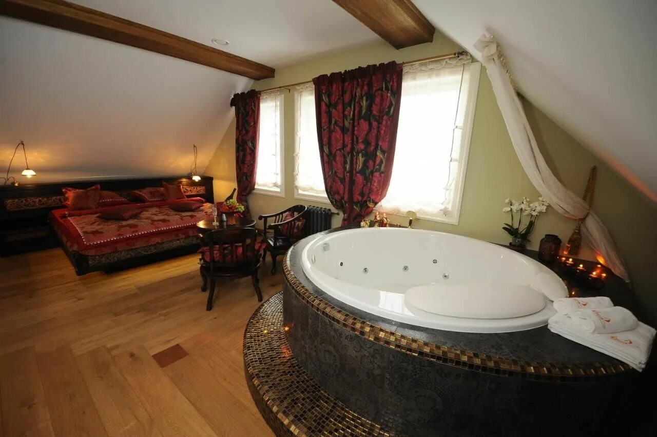 Отель с джакузи казань. Отель александро невского 6 джакузи. Комнаты для двоих с джакузи. Биляр палас отель казань. Номер с джакузи.