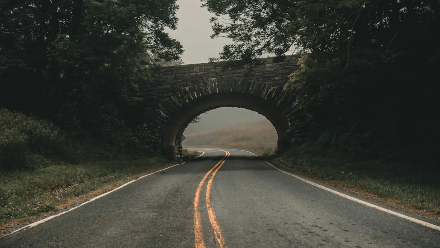 Машина на дороге. Памятник перевернутой машины в париже. Траектория поворота автомобиля. Иномарка поворачивает в арку. Ваз 2112 заднее колесо задевает подкрылок.