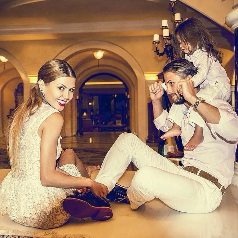 стильная фотосессия с малышом. мама самая дорогая роскошь на свете. мама роскошь в мире. фразы про родителей. стильная женщина с ребенком.