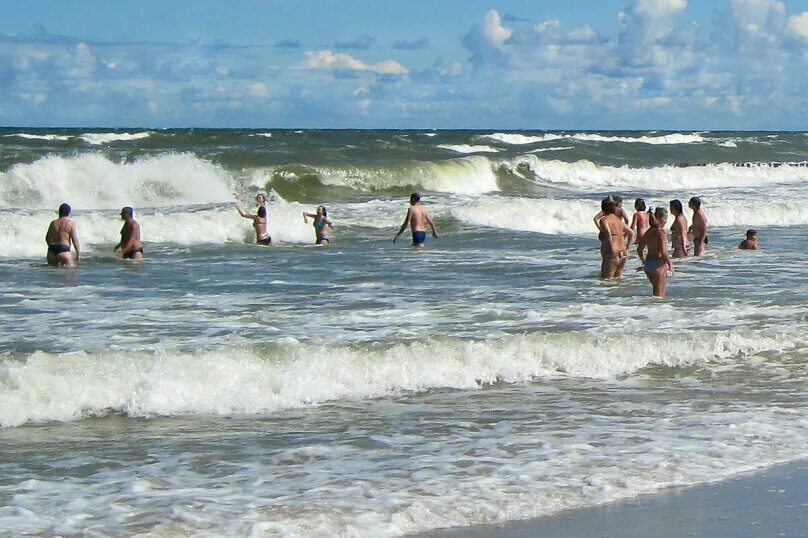 Зеленоградск купаться. Балтийское море Зеленоградск. Балтийское море пляж Зеленоградск. Балтийское море Зеленоградск лето. Берег Балтийского моря Зеленоградск.