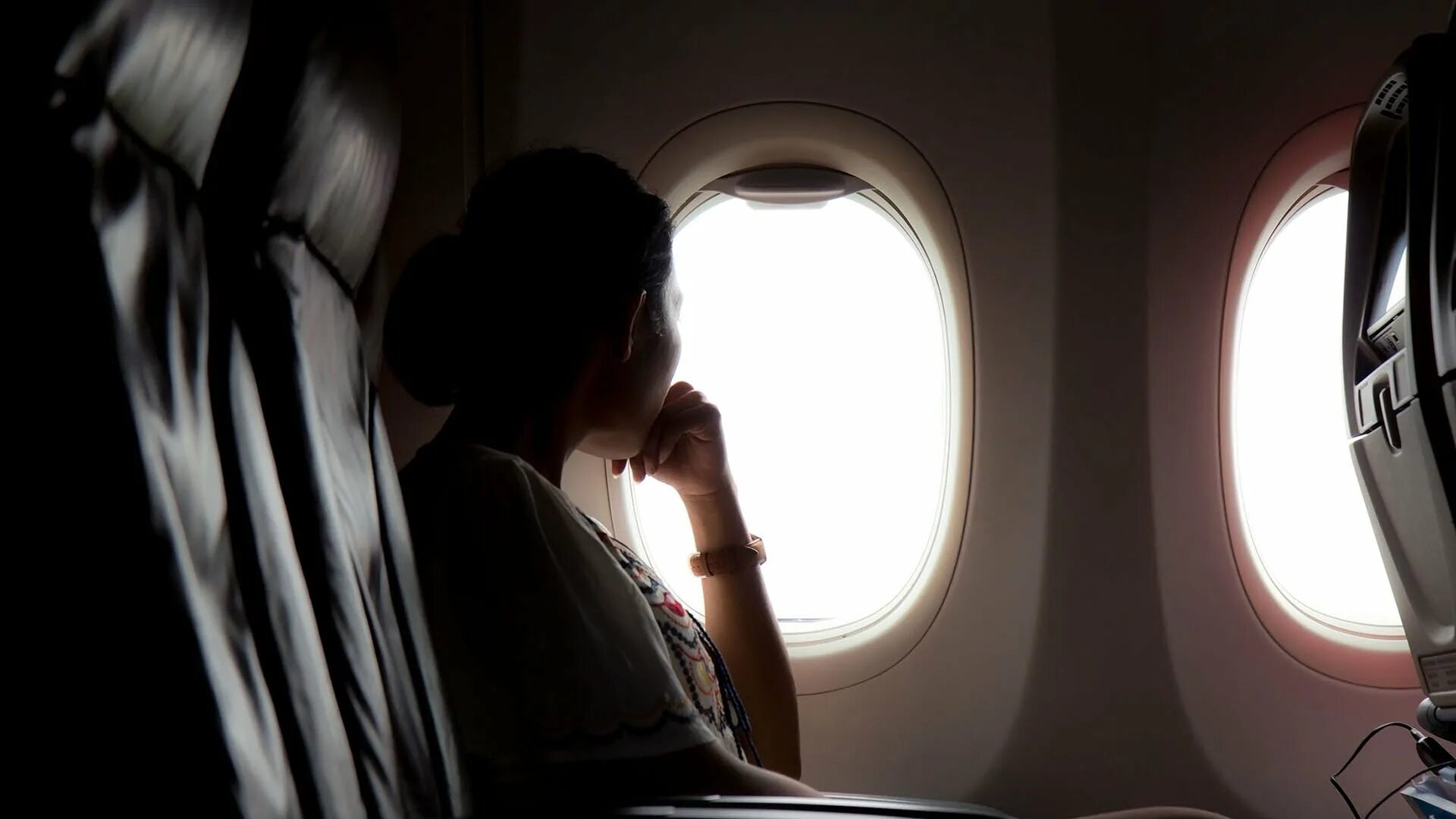 Полет самолет девушка. Девушка в самолете. девушка в самолете у окна. фотосессия с самолетом. человек в иллюминаторе.
