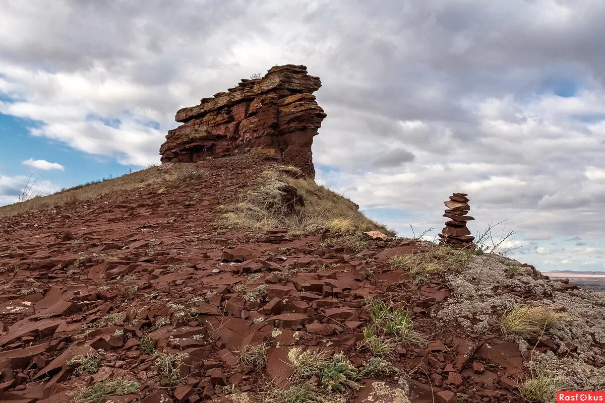 менгиры неолит. каменные истуканы острова пасхи. скала врата любви белокуриха. нойкурен пионерский камень лжи. каирн камни.
