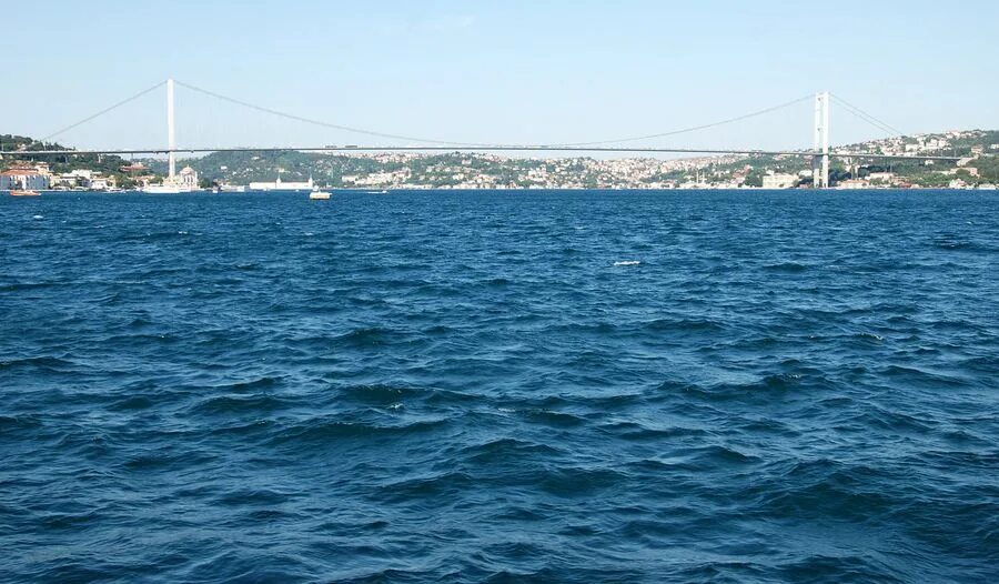 Пролив босфор океан. Пролив Босфор цепь. Цепь в Босфорском проливе. Форты Босфора. Турция мост через Босфор.