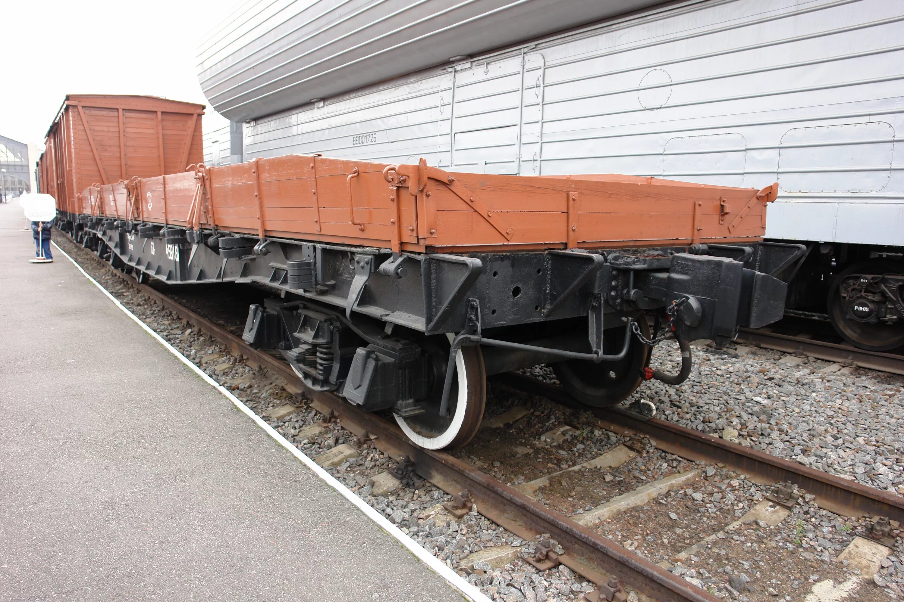 Железнодорожный вагон платформа. Четырехосная платформа модель 23-4000. Вагон платформа РЖД. Грузовой вагон платформа. Вагоны РЖД грузовые платформы.