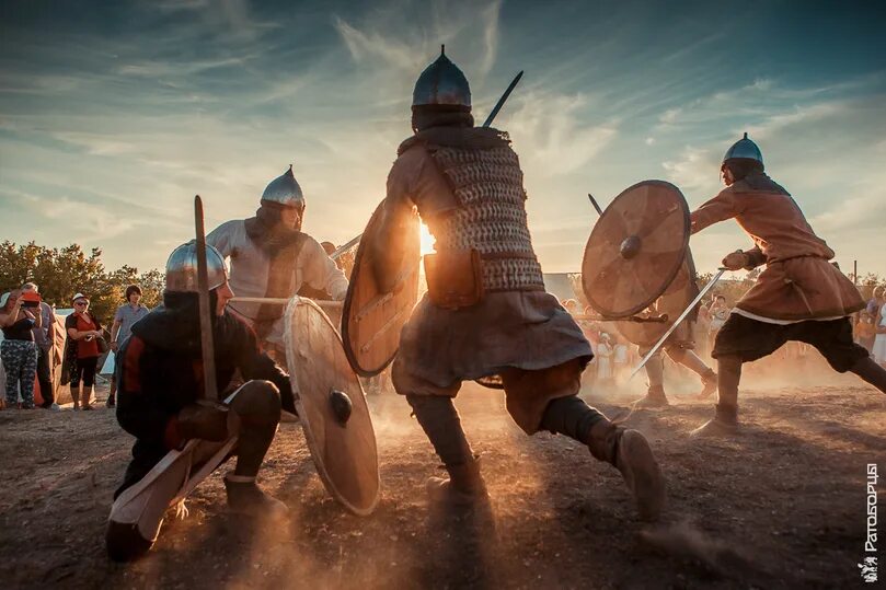 Напрягать исторический. Нормандцы викинги. Реконструкторы русь 10 век. Напрягать исторический. Викинги реконструкция.