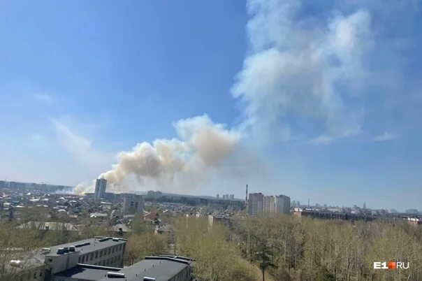 Дым от пожара. Пожар в Солнечном Екатеринбург. Дым пожар. ЕКБ В дыму. Воняет гарью