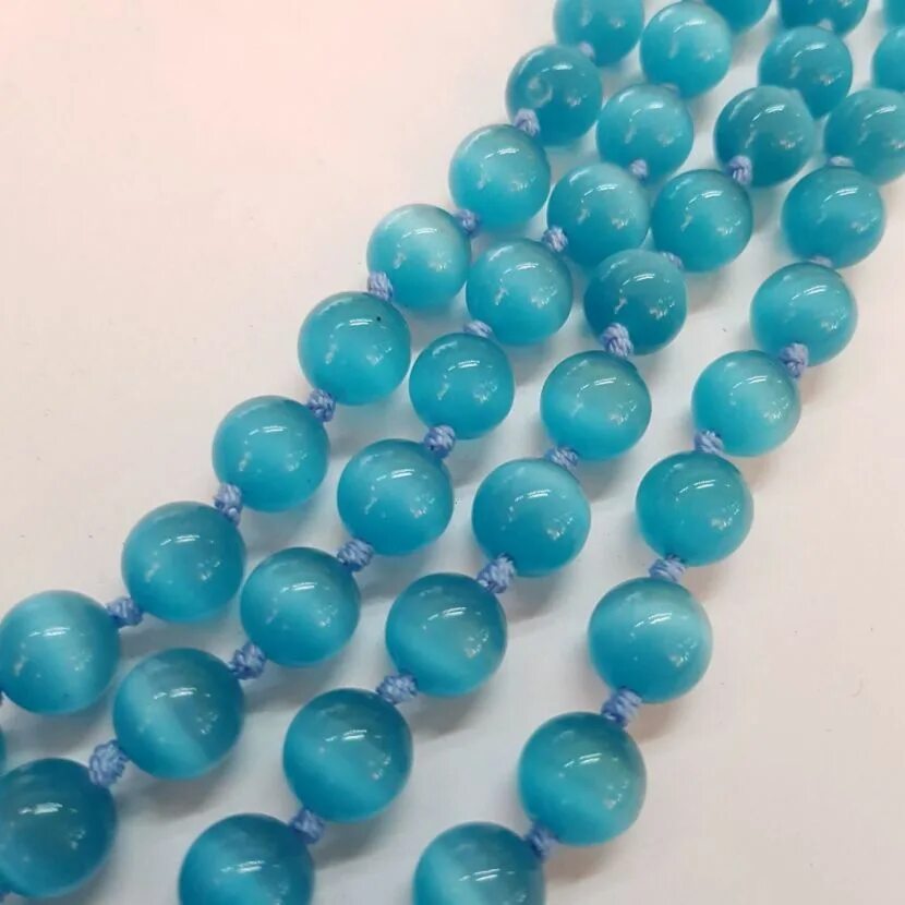 кошачий глаз камень. бусы голубой кошачий глаз. хризоберилл синий кошачий глаз. сапфир кошачий глаз. синий кошачий глаз камень.