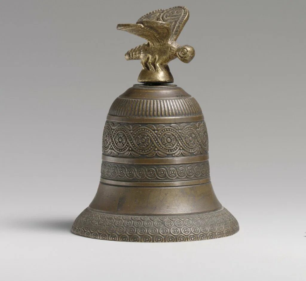 колокольчик пушкина. колокольчик пушкина. бубенчик бронзовый старинный двух лепистковый. выставка колокольчиков из частной коллекции. колокольчик пушкина.