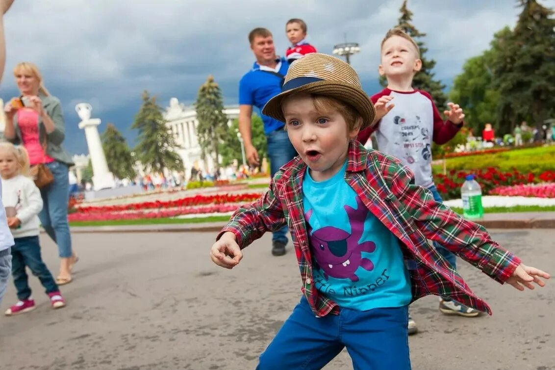 Куда сходить в 4. Дети в городе. Дети летом в городе. Москва для детей. Парк для детей.
