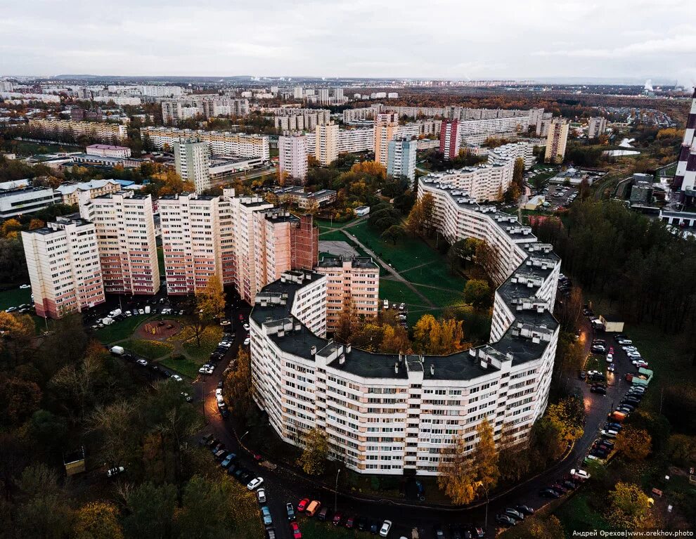 Змей санкт петербург. Дом-змея в Санкт-Петербурге Пионерстроя. Пионерстроя 7 самый длинный дом. Дом змейка Санкт Петербург. Самый длинный дом в Санкт-Петербурге Пионерстроя.