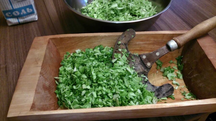 корыто для рубки капусты. нарезка капусты крошка. корыто для шинковки капусты. деревянное корыто для рубки капусты. набор для рубки капусты.