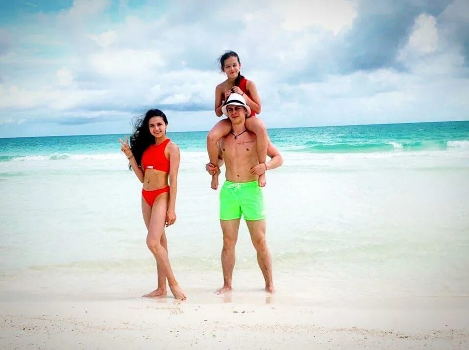 Камилла бернал обножоную. Камила валиева на пляже. Камила мораис хот. Дженнифер лопес в бикини. Камилла валиева feet.