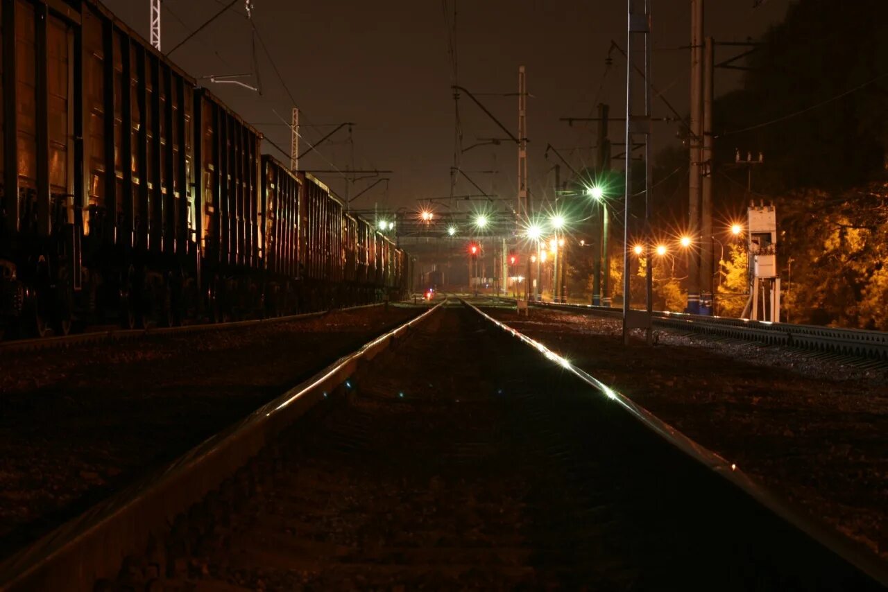 Включи ночную станцию. Ночная станция. Ночной поезд. Железная дорога ночью. Поезд ночью.