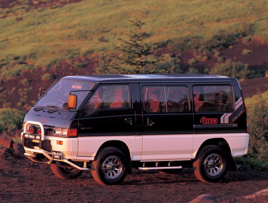 Купить микроавтобус полный привод. Mitsubishi Delica 4wd. Мицубиси Делика 4. Mitsubishi Delica 3 поколение. Mitsubishi Delica Star Wagon 4wd.