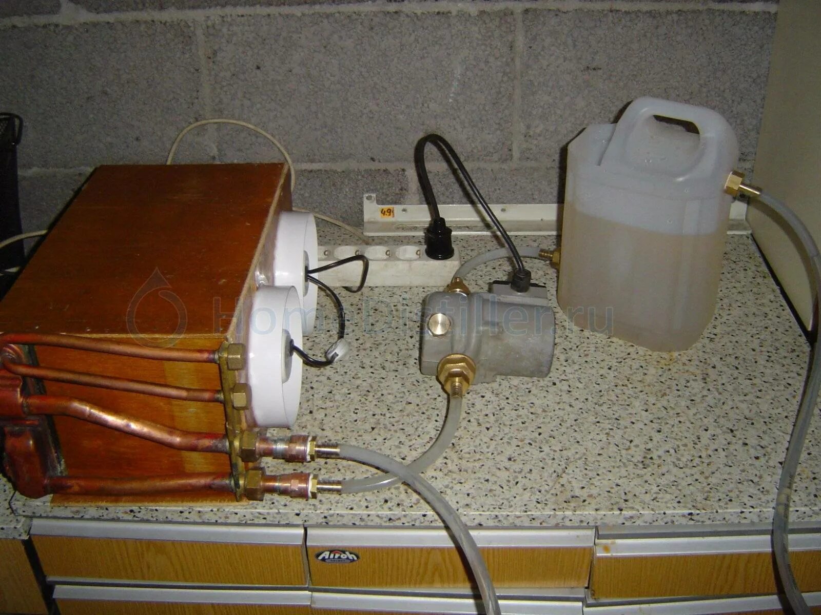 Система охлаждения самогонного аппарата без проточной воды. Автономный охладитель воды для самогонного аппарата. Автономная система охлаждения для самогонного аппарата. Автономное водяное охлаждение для самогонного аппарата. Самогонный аппарат холодильник вода
