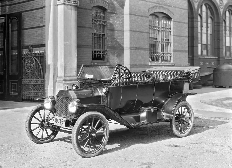 Поставь 1 машину. Генри Форд машина 1910. Генри Форд Ford model t.1920. Кадиллак Генри Форд. Генри Форд и Форд модель т.