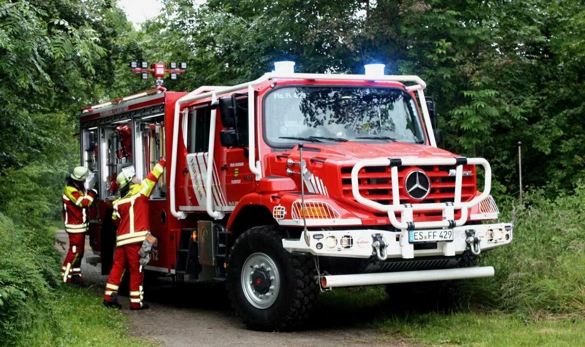 Категории пожарных автомобилей. Mercedes-Benz Zetros 2733 пожарный. Пожарный автомобиль Мерседес Цетрос. Mercedes Benz Fire Truck. Mercedes-Benz Zetros 1833.