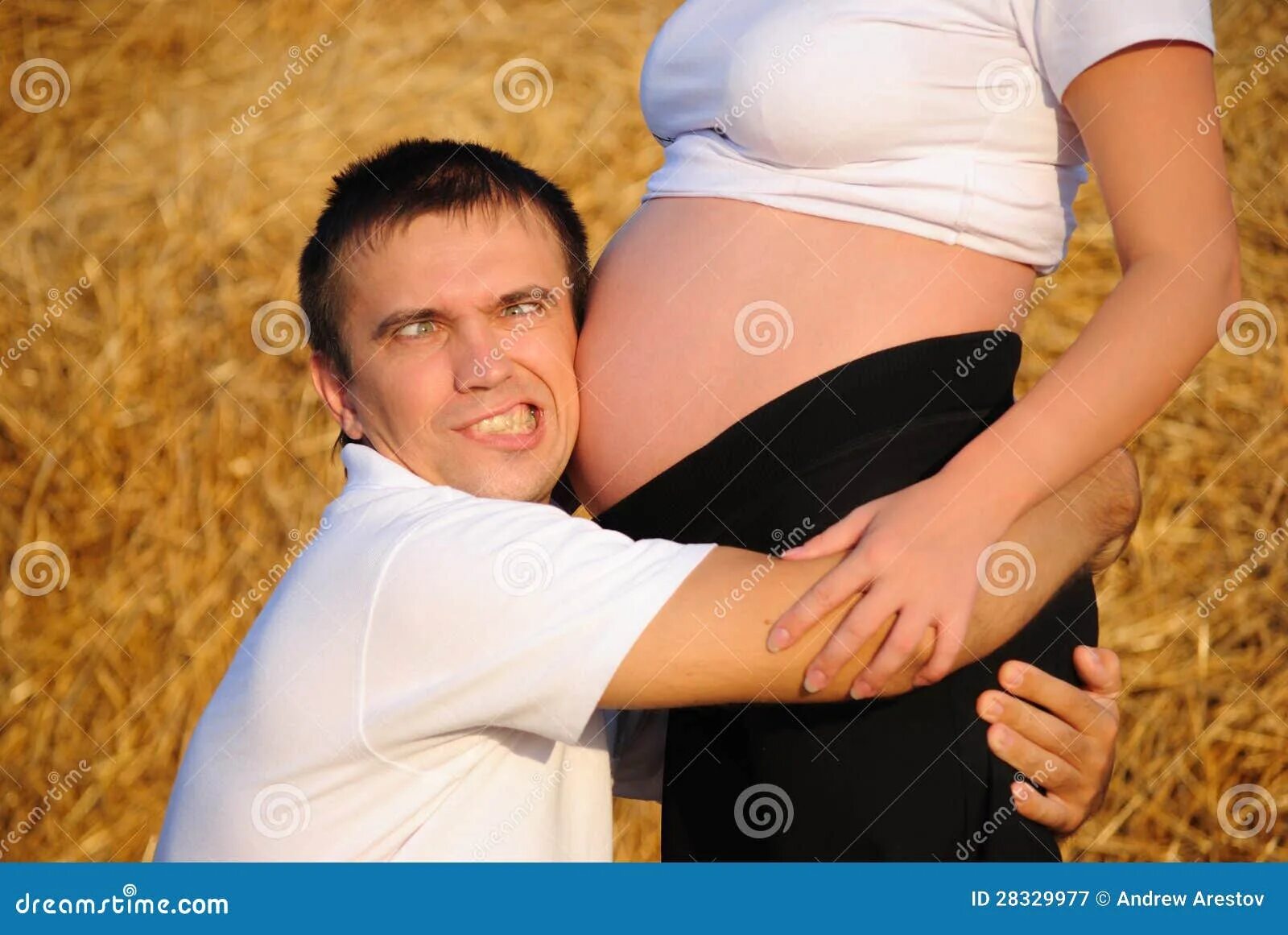 Обнимает беременную. Мужчина обнимает беременную. Обнимает живот. Обнимает живот беременной. Мужчина обнимает животик.