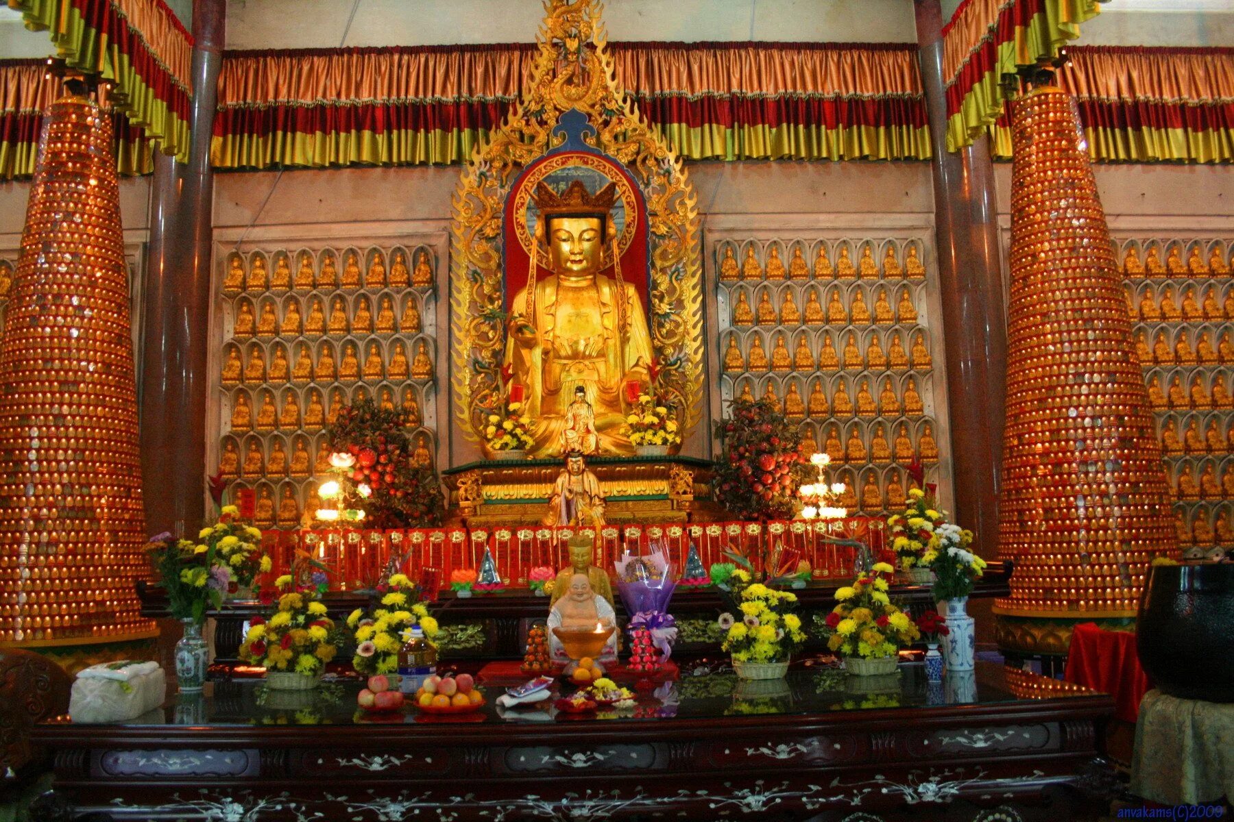 Буддизм Тхеравада храм. Малайзия храм Будды. Буддийский храм в Москве изнутри. Внутри храма буддистского Япония.