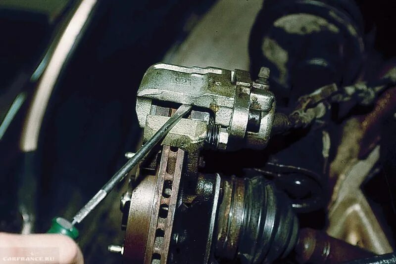 Как заменить тормозные на ваз 2110. Суппорт тормозной передний ваз 2110. передние тормоза ваз 2110. ваз 2111 суппорт передний. как менять колодки передние ваз 2110.