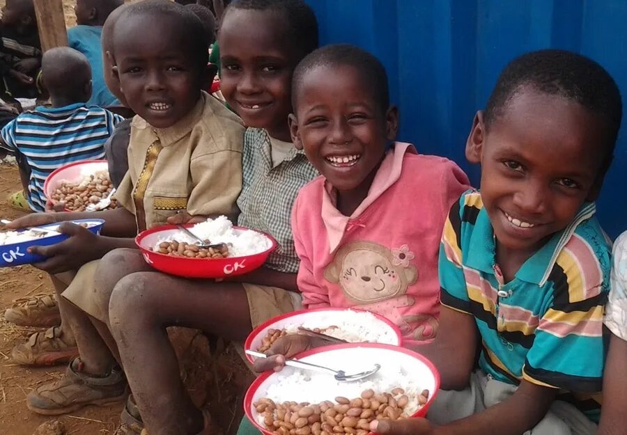 Голодом кормили. Бедные африканские дети.