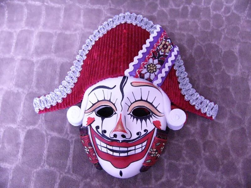 маска щелкунчика. лицо щелкунчика. новогодняя шляпа и маска. карнавальная маска щелкунчика. маска щелкунчика.