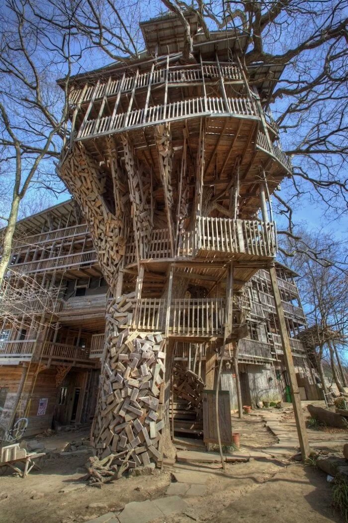 Самое большое деревянное здание. Дом на дереве. Необычные домики. Деревянные здания. Необычный деревянный дом.