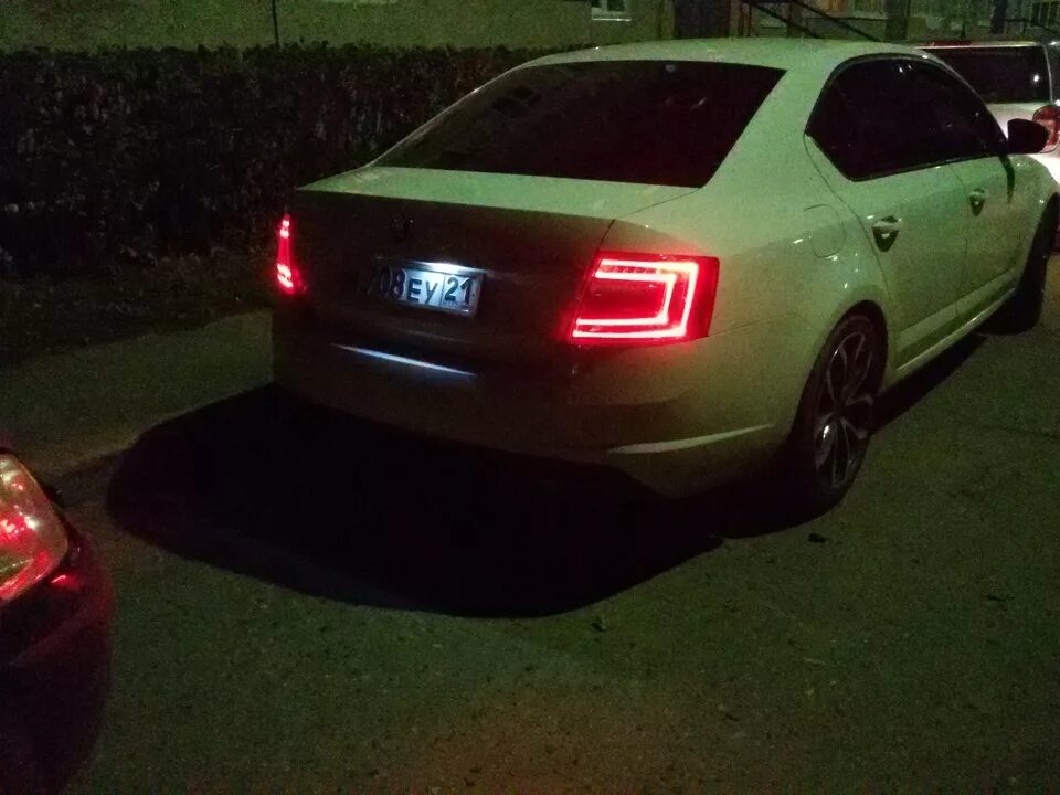 Задний фонарь skoda octavia. Led фонари Skoda Octavia a7 FL. Skoda Octavia a7 задние фонари ночью.